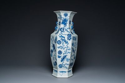 Vase de forme hexagonale en porcelaine de Chine en bleu et blanc à décor 'anbaxian', 19ème