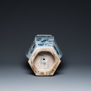 Vase de forme hexagonale en porcelaine de Chine en bleu et blanc à décor 'anbaxian', 19ème — photo 6
