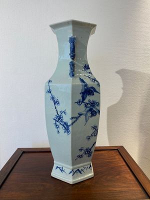 Vase de forme hexagonale en porcelaine de Chine en bleu et blanc à décor de pies sur branches de prunier, 19ème — photo 4
