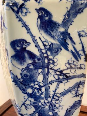 Vase de forme hexagonale en porcelaine de Chine en bleu et blanc à décor de pies sur branches de prunier, 19ème — photo 8