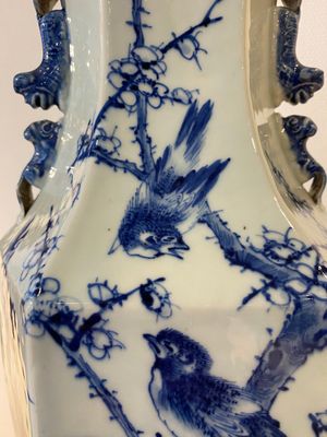 Vase de forme hexagonale en porcelaine de Chine en bleu et blanc à décor de pies sur branches de prunier, 19ème — photo 9