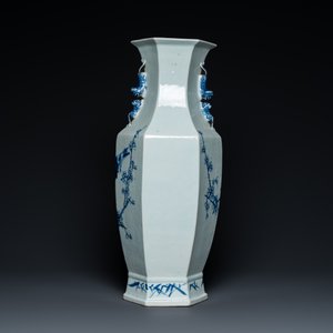 Vase de forme hexagonale en porcelaine de Chine en bleu et blanc à décor de pies sur branches de prunier, 19ème — photo 3