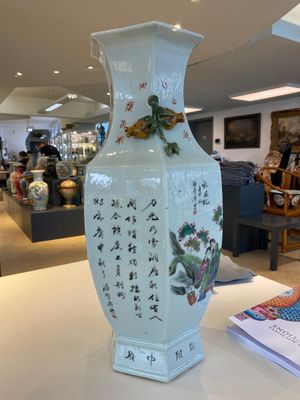 Vase de forme hexagonale en porcelaine de Chine famille rose, signé Pan Zhaotang 潘肇唐, daté 1920 — photo 2
