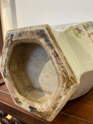 Vase de forme hexagonale en porcelaine de Chine qianjiang cai, signé Ma Qingyun 馬慶雲, daté 1917 — photo 12