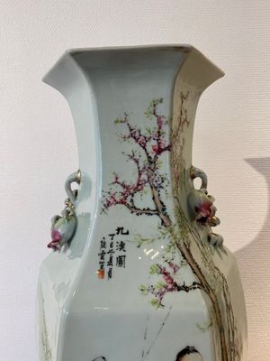 Vase de forme hexagonale en porcelaine de Chine qianjiang cai, signé Ma Qingyun 馬慶雲, daté 1917 — photo 2