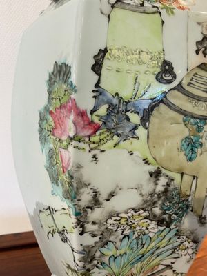 Vase de forme hexagonale en porcelaine de Chine qianjiang cai, signé Ma Qingyun 馬慶雲, daté 1917 — photo 8