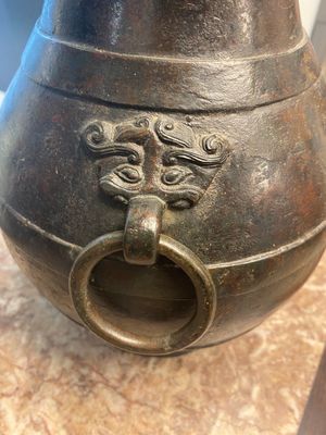 Vase de forme 'hu' en bronze aux anses en forme de taotie dans le style de Han sur socle en bois, Chine, Ming — photo 3