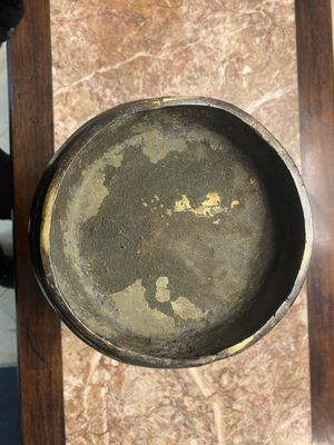 Vase de forme 'hu' en bronze aux anses en forme de taotie dans le style de Han sur socle en bois, Chine, Ming — photo 6