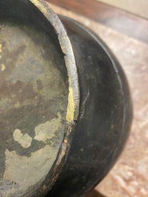 Vase de forme 'hu' en bronze aux anses en forme de taotie dans le style de Han sur socle en bois, Chine, Ming — photo 8