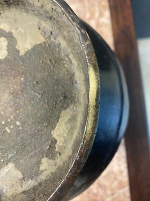 Vase de forme 'hu' en bronze aux anses en forme de taotie dans le style de Han sur socle en bois, Chine, Ming — photo 9