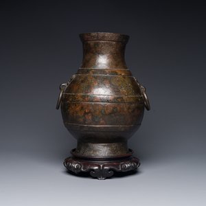 Vase de forme 'hu' en bronze aux anses en forme de taotie dans le style de Han sur socle en bois, Chine, Ming — photo 1