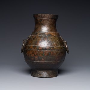 Vase de forme 'hu' en bronze aux anses en forme de taotie dans le style de Han sur socle en bois, Chine, Ming — photo 2