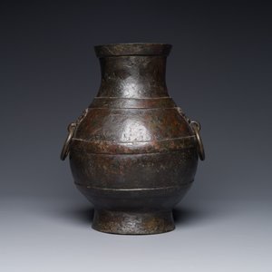 Vase de forme 'hu' en bronze aux anses en forme de taotie dans le style de Han sur socle en bois, Chine, Ming — photo 3