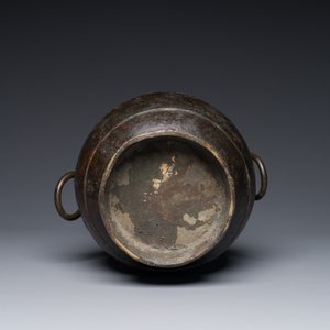 Vase de forme 'hu' en bronze aux anses en forme de taotie dans le style de Han sur socle en bois, Chine, Ming — photo 4