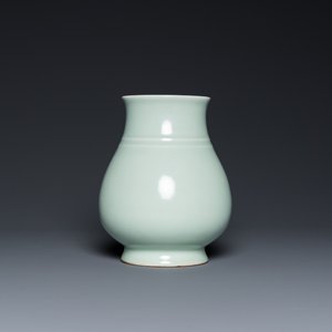 Vase de forme 'hu' en porcelaine de Chine à émail céladon, marque de Qianlong, 19/20ème — photo 1