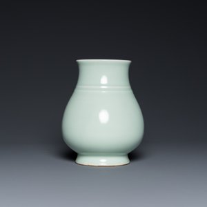Vase de forme 'hu' en porcelaine de Chine à émail céladon, marque de Qianlong, 19/20ème — photo 2
