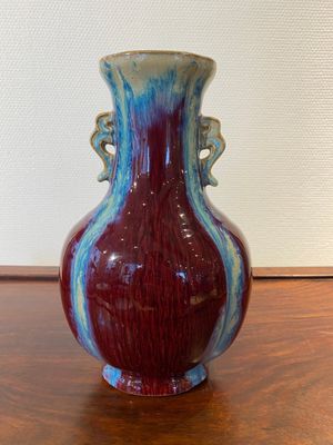 Vase de forme 'hu' en porcelaine de Chine à émail flambé, marque de Qianlong, 19/20ème — photo 3