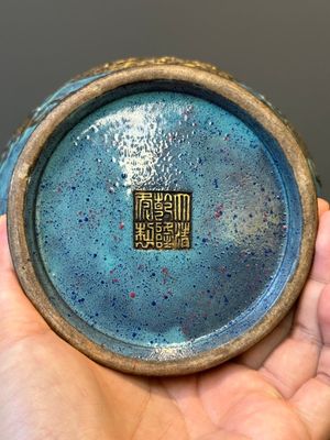 Vase de forme 'hu' en porcelaine de Chine aux émaux imitant le bronze et 'robin's egg', marque de Qianlong, 19ème — photo 12