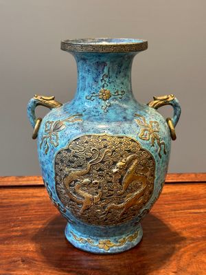 Vase de forme 'hu' en porcelaine de Chine aux émaux imitant le bronze et 'robin's egg', marque de Qianlong, 19ème — photo 3