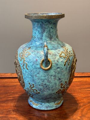 Vase de forme 'hu' en porcelaine de Chine aux émaux imitant le bronze et 'robin's egg', marque de Qianlong, 19ème — photo 4
