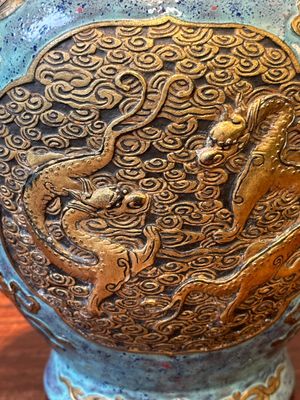 Vase de forme 'hu' en porcelaine de Chine aux émaux imitant le bronze et 'robin's egg', marque de Qianlong, 19ème — photo 9