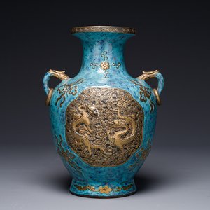 Vase de forme 'hu' en porcelaine de Chine aux émaux imitant le bronze et 'robin's egg', marque de Qianlong, 19ème — photo 1