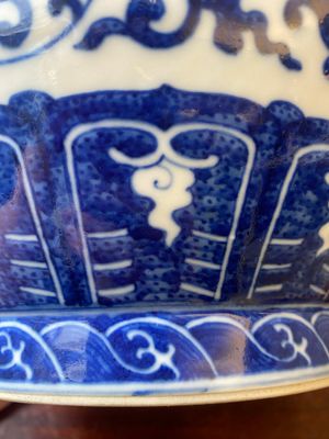 Vase de forme 'hu' en porcelaine de Chine en bleu et blanc à décor de rinceaux de lotus, marque de Qianlong, 19ème — photo 11