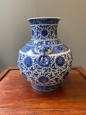 Vase de forme 'hu' en porcelaine de Chine en bleu et blanc à décor de rinceaux de lotus, marque de Qianlong, 19ème — photo 4