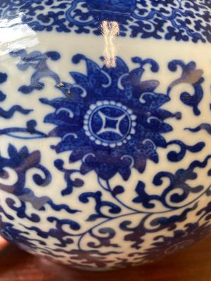 Vase de forme 'hu' en porcelaine de Chine en bleu et blanc à décor de rinceaux de lotus, marque de Qianlong, 19ème — photo 8