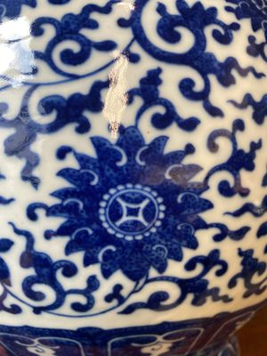 Vase de forme 'hu' en porcelaine de Chine en bleu et blanc à décor de rinceaux de lotus, marque de Qianlong, 19ème — photo 10