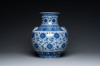 Vase de forme 'hu' en porcelaine de Chine en bleu et blanc à décor de rinceaux de lotus, marque de Qianlong, 19ème