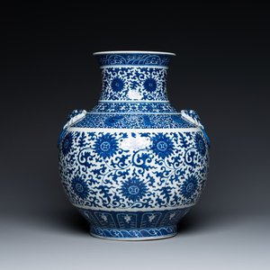 Vase de forme 'hu' en porcelaine de Chine en bleu et blanc à décor de rinceaux de lotus, marque de Qianlong, 19ème — photo 1