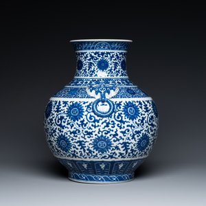 Vase de forme 'hu' en porcelaine de Chine en bleu et blanc à décor de rinceaux de lotus, marque de Qianlong, 19ème — photo 2