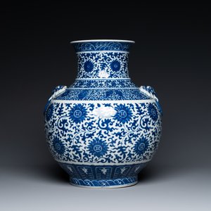 Vase de forme 'hu' en porcelaine de Chine en bleu et blanc à décor de rinceaux de lotus, marque de Qianlong, 19ème — photo 4