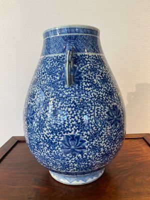 Vase de forme 'hu' en porcelaine de Chine en bleu et blanc aux rinceaux de lotus, marque de Qianlong, 19ème — photo 2