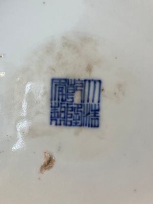 Vase de forme 'hu' en porcelaine de Chine en bleu et blanc aux rinceaux de lotus, marque de Qianlong, 19ème — photo 7