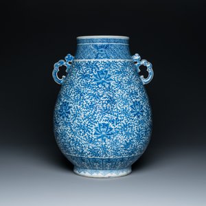 Vase de forme 'hu' en porcelaine de Chine en bleu et blanc aux rinceaux de lotus, marque de Qianlong, 19ème — photo 3