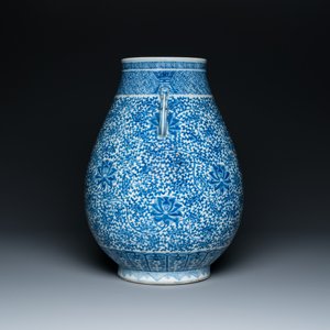 Vase de forme 'hu' en porcelaine de Chine en bleu et blanc aux rinceaux de lotus, marque de Qianlong, 19ème — photo 4
