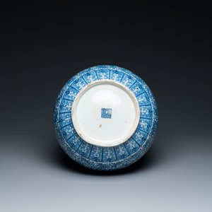Vase de forme 'hu' en porcelaine de Chine en bleu et blanc aux rinceaux de lotus, marque de Qianlong, 19ème — photo 6
