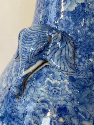 Vase de forme 'hu' en porcelaine de Chine en bleu et blanc, marque de Qianlong, République — photo 11