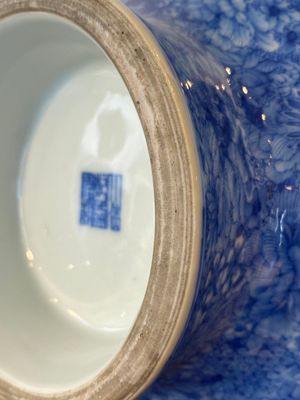 Vase de forme 'hu' en porcelaine de Chine en bleu et blanc, marque de Qianlong, République — photo 8
