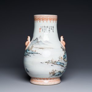 Vase de forme 'hu' en porcelaine de Chine famille rose à décor de paysage montagneux, signé Wang Xiaoting 汪小亭, daté 1943 — photo 3