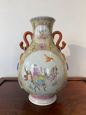 Vase de forme 'hu' en porcelaine de Chine famille rose à décor des 'huit immortels', marque de Qianlong, République — photo 1