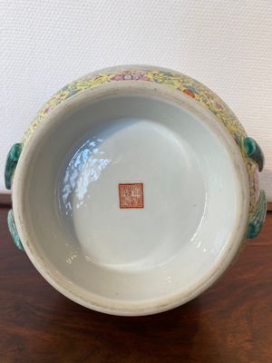 Vase de forme 'hu' en porcelaine de Chine famille rose à décor des 'huit immortels', marque de Qianlong, République — photo 11