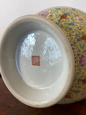 Vase de forme 'hu' en porcelaine de Chine famille rose à décor des 'huit immortels', marque de Qianlong, République — photo 12