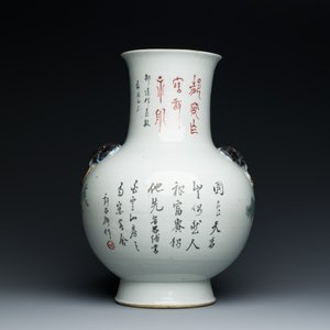 Vase de forme 'hu' en porcelaine de Chine qianjiang cai à décor d'antiquités, signé Xu Pinheng 許品衡, marque de Tongzhi, 19/20ème — photo 3