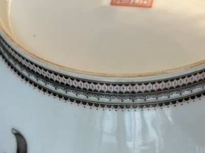 Vase de forme lanterne en porcelaine de Chine à décor 'mulan 木蘭' en rouge de fer, grisaille et doré, signé Zhou Xiangpu 周湘浦, 20ème — photo 12