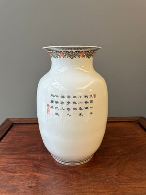 Vase de forme lanterne en porcelaine de Chine à décor 'mulan 木蘭' en rouge de fer, grisaille et doré, signé Zhou Xiangpu 周湘浦, 20ème — photo 2