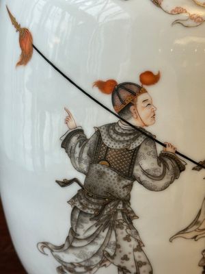 Vase de forme lanterne en porcelaine de Chine à décor 'mulan 木蘭' en rouge de fer, grisaille et doré, signé Zhou Xiangpu 周湘浦, 20ème — photo 6