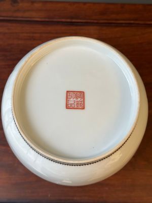 Vase de forme lanterne en porcelaine de Chine à décor 'mulan 木蘭' en rouge de fer, grisaille et doré, signé Zhou Xiangpu 周湘浦, 20ème — photo 10